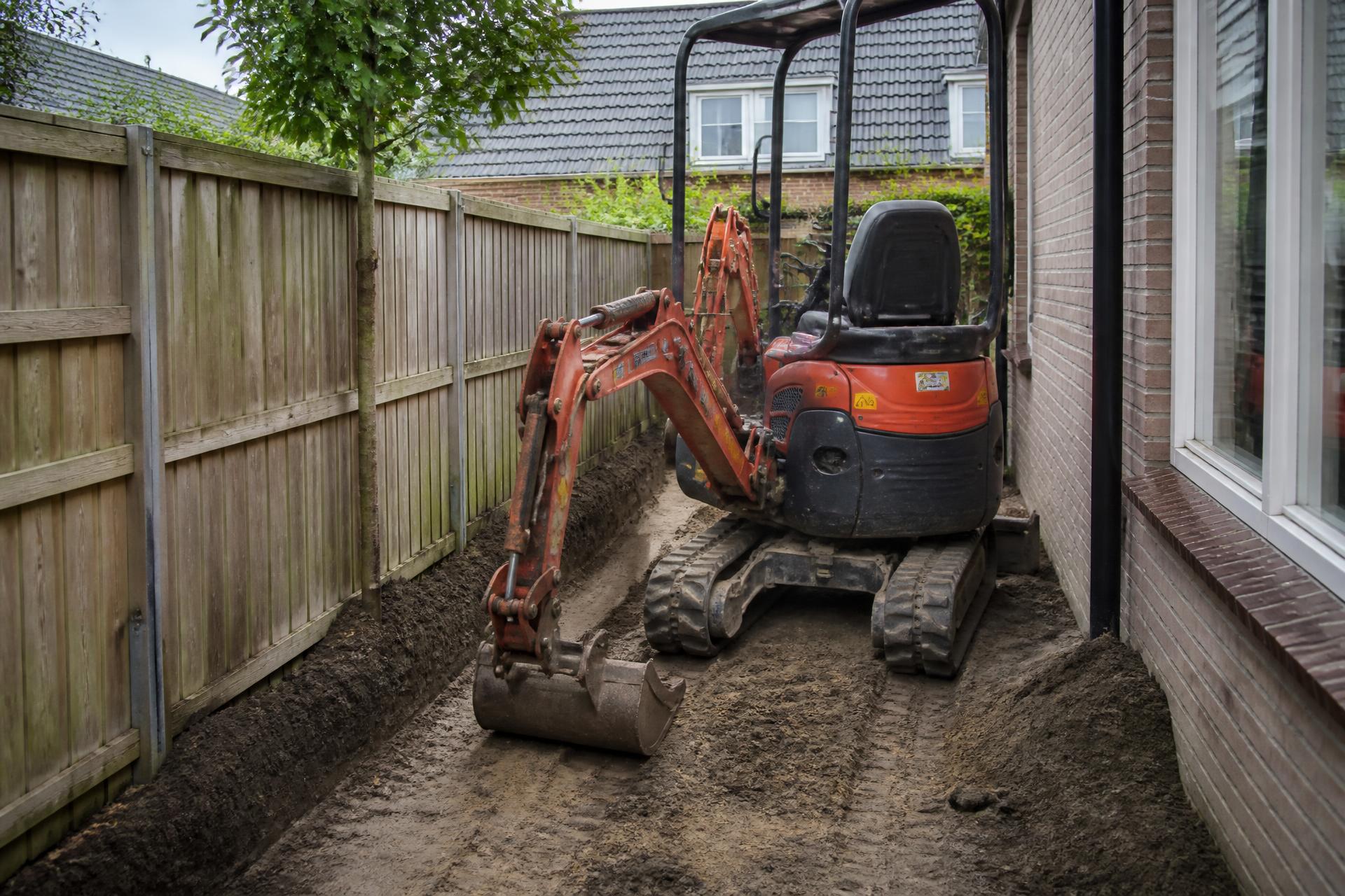 Minigraver aan het werk bij een woning in Roden en omgeving